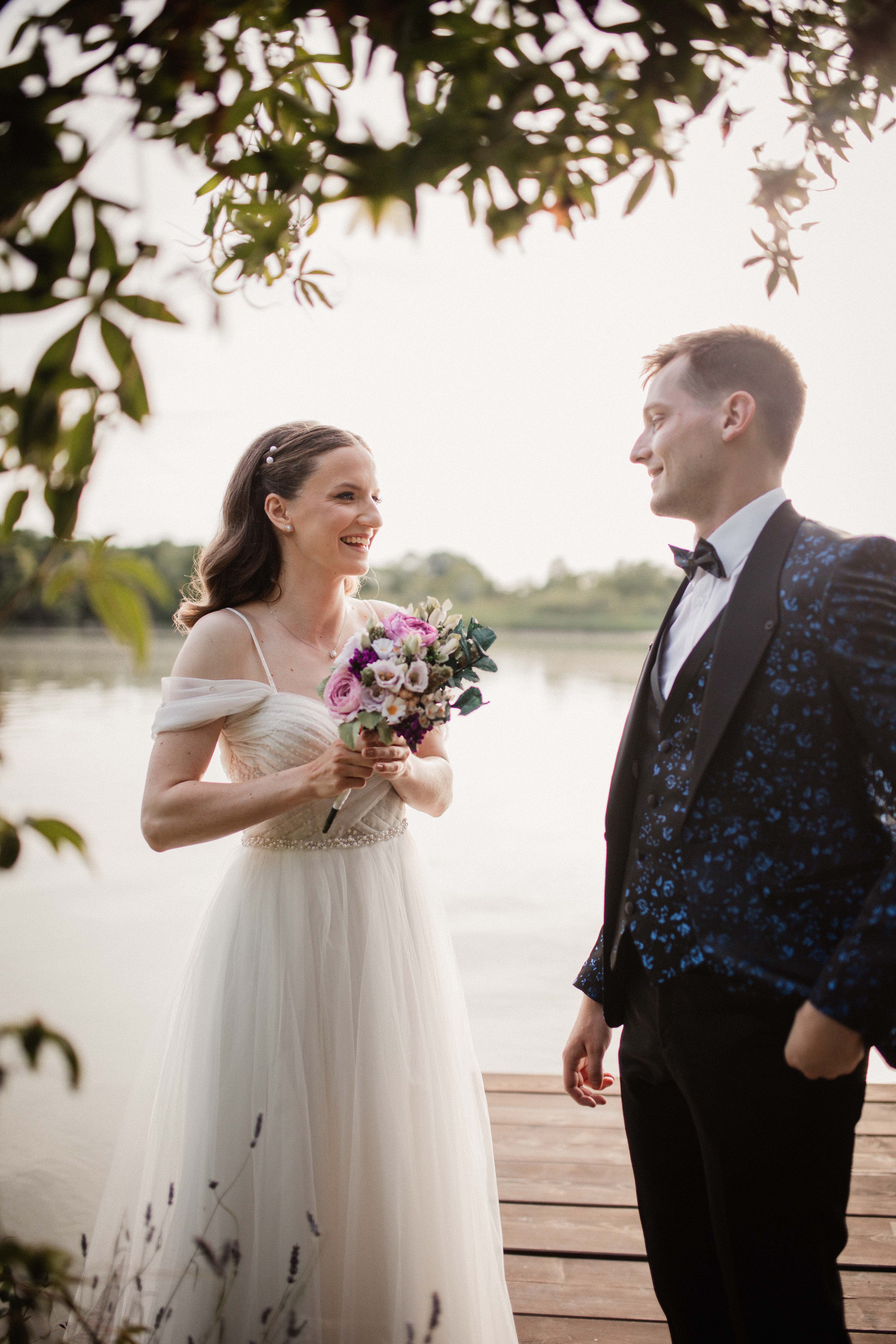 Mladenka s buketom pored jezera